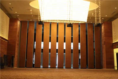 原木折叠款酒店隔断